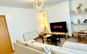 Contractor Haven- 3Bdr Crew House, Free Parking, Fast Wifi & Private Garden